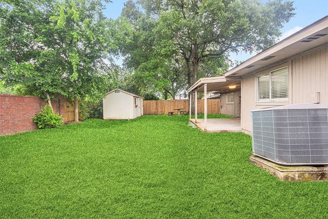 16003 Surrey Woods Drive, Friendswood, TX 77546