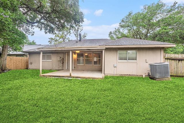 16003 Surrey Woods Drive, Friendswood, TX 77546