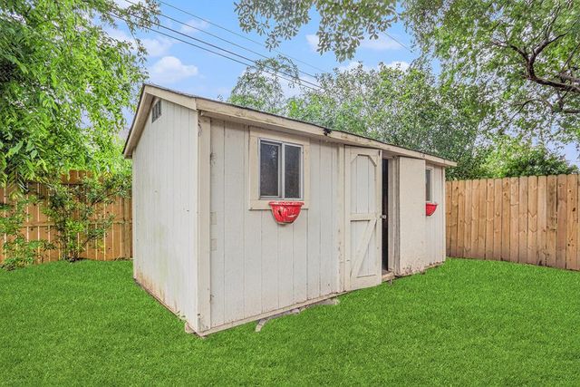 16003 Surrey Woods Drive, Friendswood, TX 77546