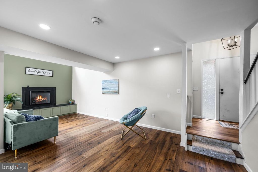 Image 3 of property listing at 11246 CRYSTAL RUN #B-22-3, Columbia, MD 21044