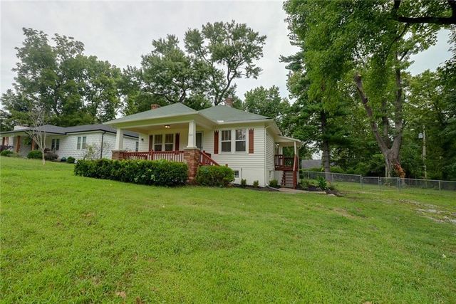 714 E Gudgell Avenue, Independence, MO 64055