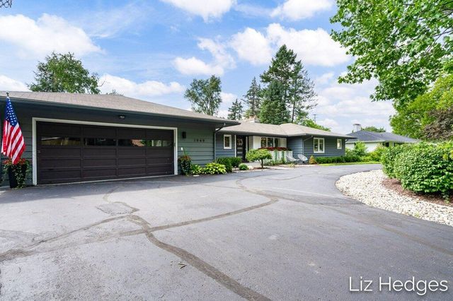 1949 Meadowfield Drive NE, Grand Rapids, MI 49505