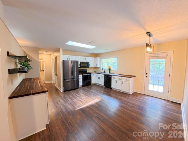 101 Tail Feather Lane, Candler, NC 28715