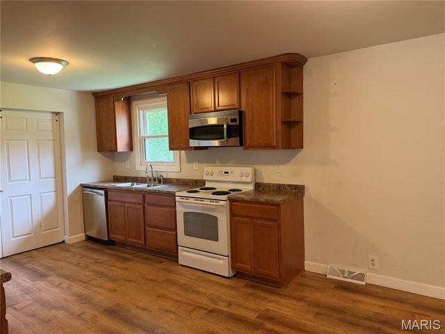 1323 W Congress Street, Pacific, MO 63069