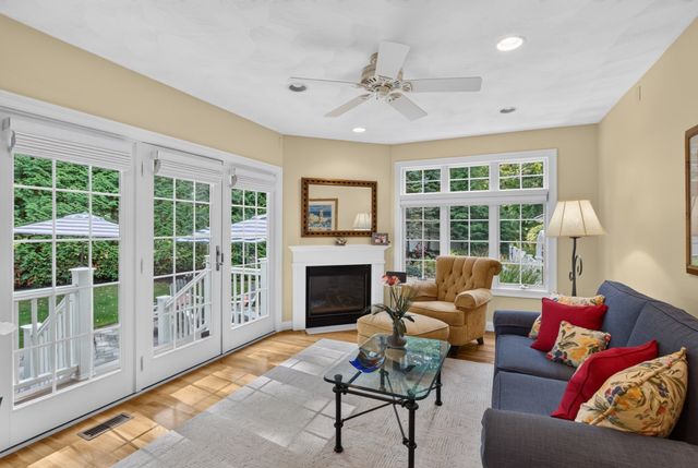 21 Somerset Dr, Andover, MA 01810