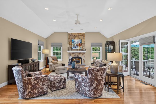 21 Somerset Dr, Andover, MA 01810