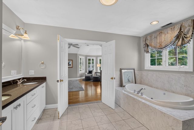 21 Somerset Dr, Andover, MA 01810