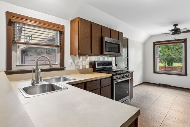 1539 Foxhill Road, Naperville, IL 60563