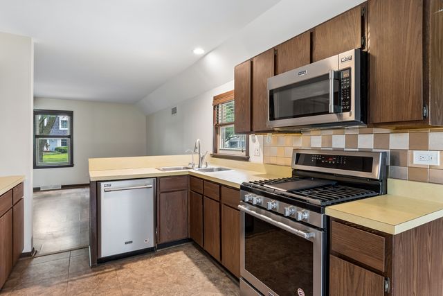 1539 Foxhill Road, Naperville, IL 60563