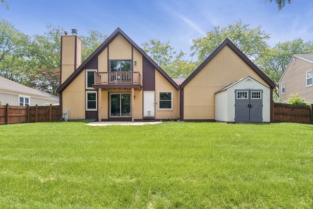 1539 Foxhill Road, Naperville, IL 60563
