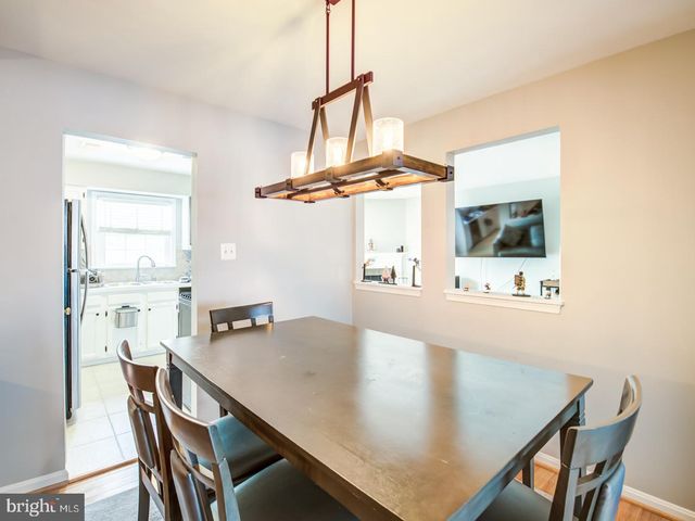 7112 LAKE COVE DR, Alexandria, VA 22315