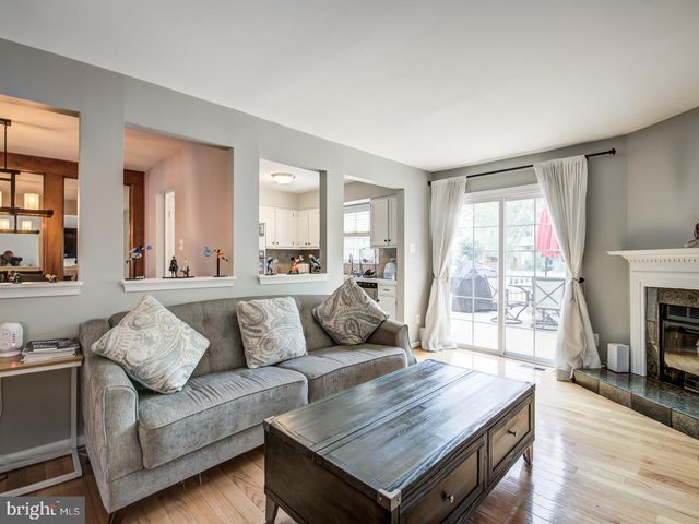 7112 LAKE COVE DR, Alexandria, VA 22315