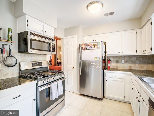 7112 LAKE COVE DR, Alexandria, VA 22315