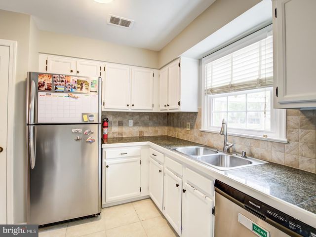 7112 LAKE COVE DR, Alexandria, VA 22315
