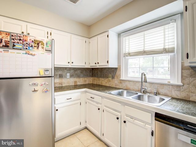 7112 LAKE COVE DR, Alexandria, VA 22315