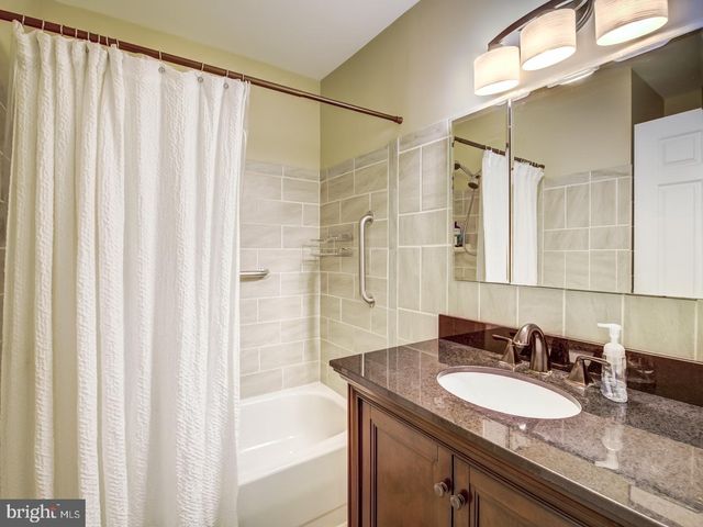 7112 LAKE COVE DR, Alexandria, VA 22315