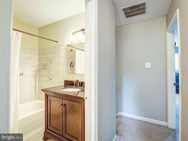 7112 LAKE COVE DR, Alexandria, VA 22315