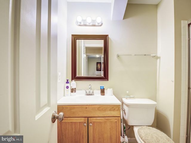 7112 LAKE COVE DR, Alexandria, VA 22315
