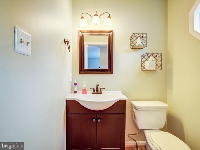 7112 LAKE COVE DR, Alexandria, VA 22315