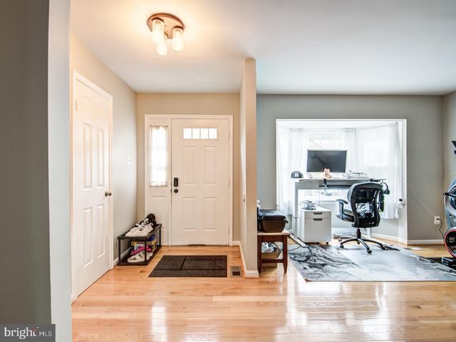 7112 LAKE COVE DR, Alexandria, VA 22315