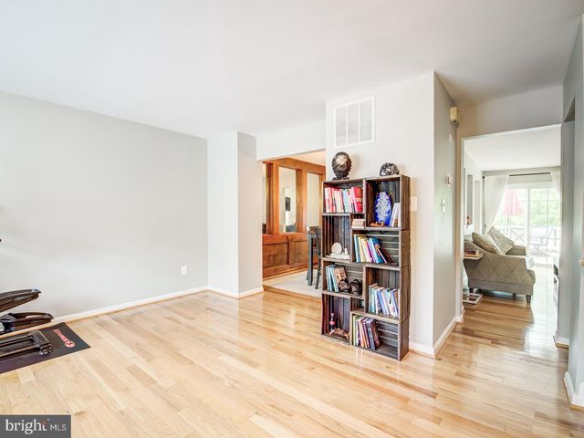 7112 LAKE COVE DR, Alexandria, VA 22315