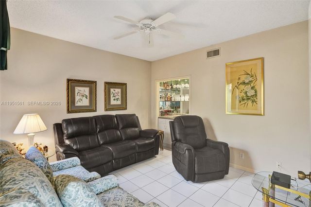 10530 NW 10th St B-125, Plantation, FL 33322
