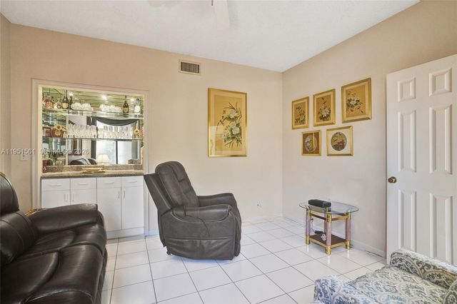 10530 NW 10th St B-125, Plantation, FL 33322