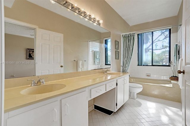 10530 NW 10th St B-125, Plantation, FL 33322