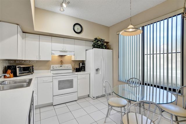 10530 NW 10th St B-125, Plantation, FL 33322