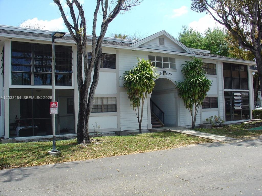 19025 NW 62nd Avenue 202, Hialeah, FL 33015