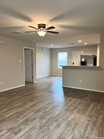 7515 Crestway Rdg, San Antonio, TX 78244