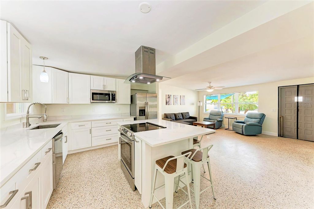 Image 11 of property listing at 503 BAYVIEW DRIVE, Holmes Beach, FL 34217