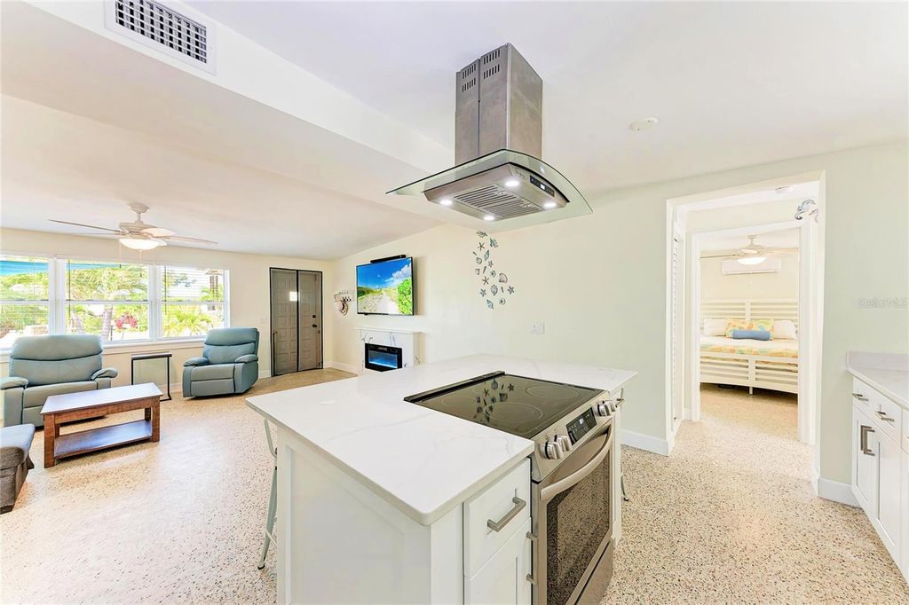 Image 12 of property listing at 503 BAYVIEW DRIVE, Holmes Beach, FL 34217