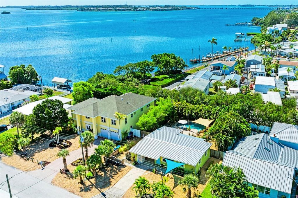 Image 3 of property listing at 503 BAYVIEW DRIVE, Holmes Beach, FL 34217