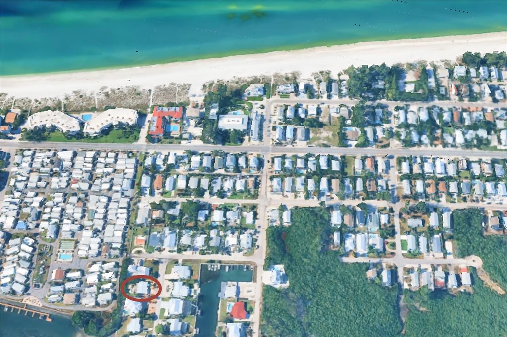 Image 4 of property listing at 503 BAYVIEW DRIVE, Holmes Beach, FL 34217