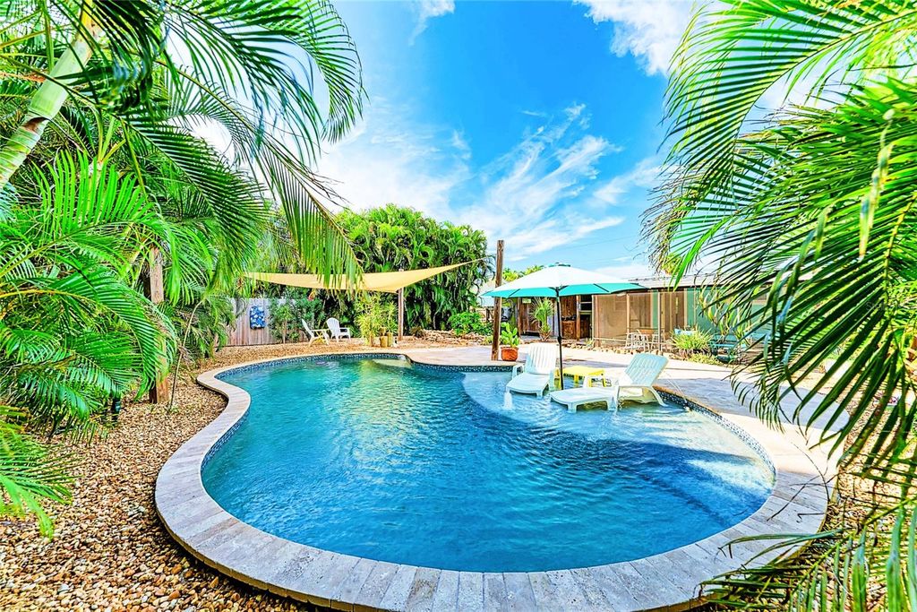 Image 5 of property listing at 503 BAYVIEW DRIVE, Holmes Beach, FL 34217