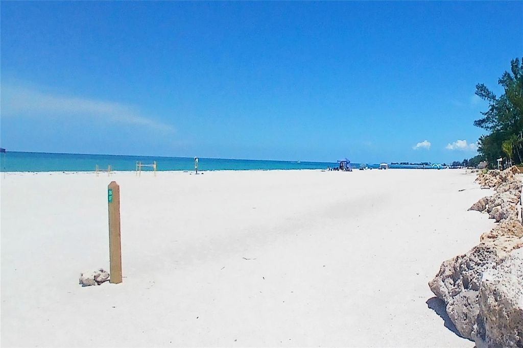 Image 46 of property listing at 503 BAYVIEW DRIVE, Holmes Beach, FL 34217