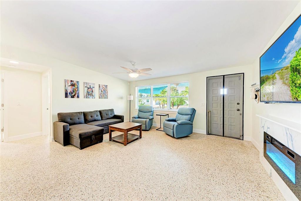 Image 9 of property listing at 503 BAYVIEW DRIVE, Holmes Beach, FL 34217