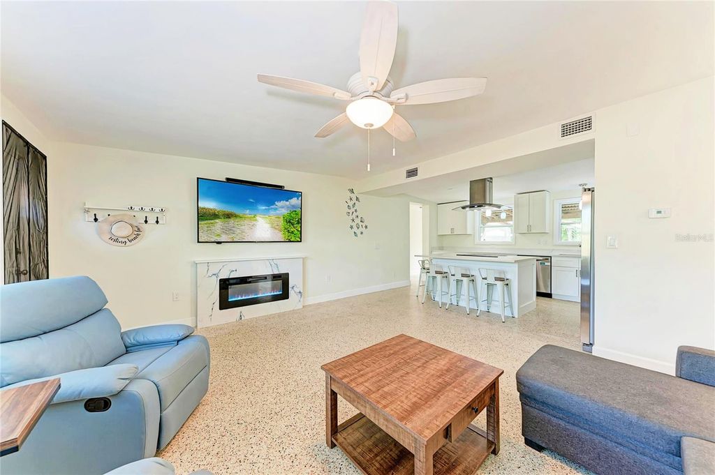 Image 10 of property listing at 503 BAYVIEW DRIVE, Holmes Beach, FL 34217