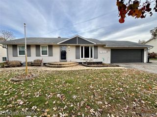 811 Los Arboles Drive, Walled Lake, MI 48390