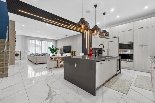 8126 NW 48th Ter, Doral, FL 33166