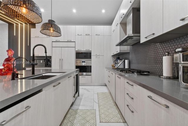 8126 NW 48th Ter, Doral, FL 33166