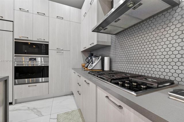 8126 NW 48th Ter, Doral, FL 33166