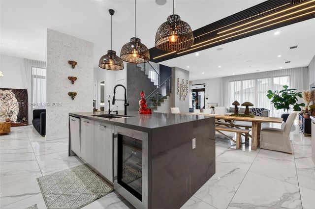 8126 NW 48th Ter, Doral, FL 33166