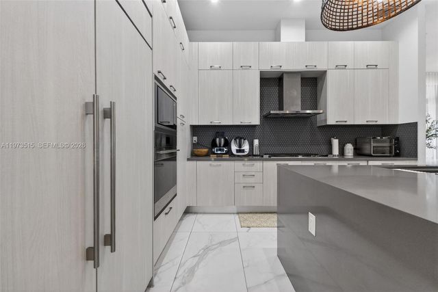 8126 NW 48th Ter, Doral, FL 33166