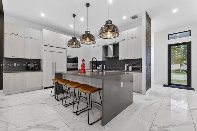 8126 NW 48th Ter, Doral, FL 33166