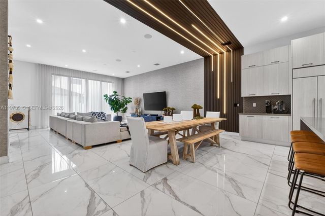 8126 NW 48th Ter, Doral, FL 33166