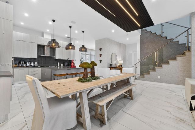 8126 NW 48th Ter, Doral, FL 33166