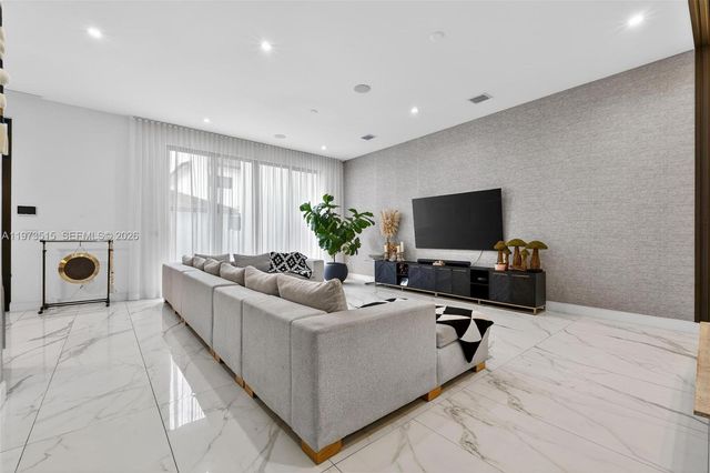 8126 NW 48th Ter, Doral, FL 33166