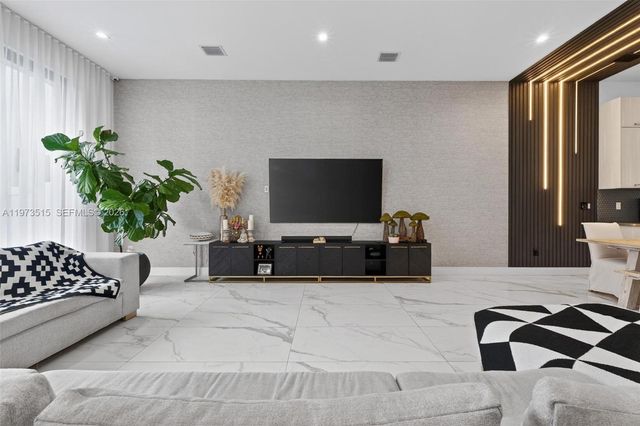 8126 NW 48th Ter, Doral, FL 33166